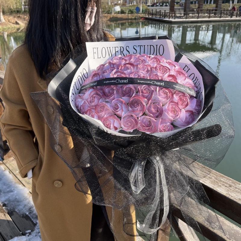 Buket lodoworóżana róża konserwowana kwiat mydlany - prezent walentynkowy dla partnera