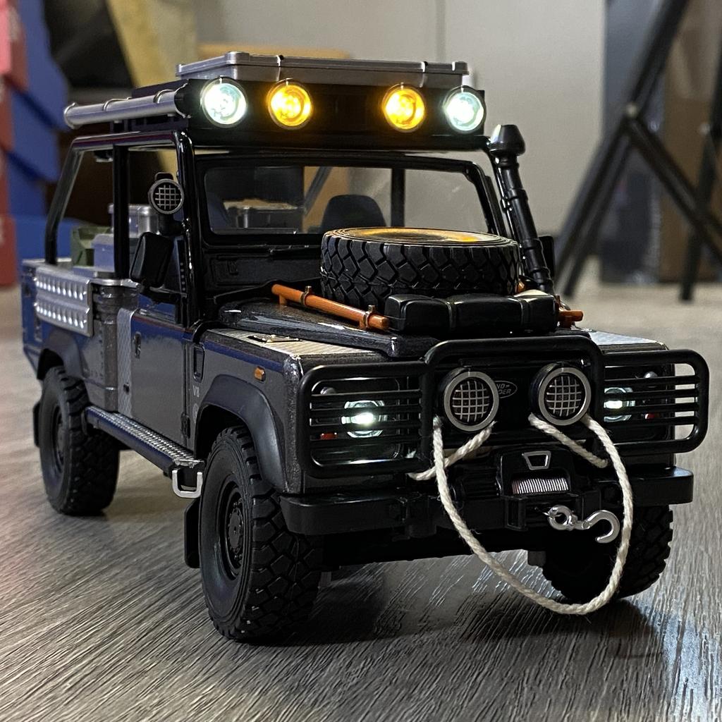 1:24 Land Rover Defender 90 Tomb Raider Off Road Suv Alloy Diecast Model Car Indoor Home Furnishings Collectibles Hobby Present
