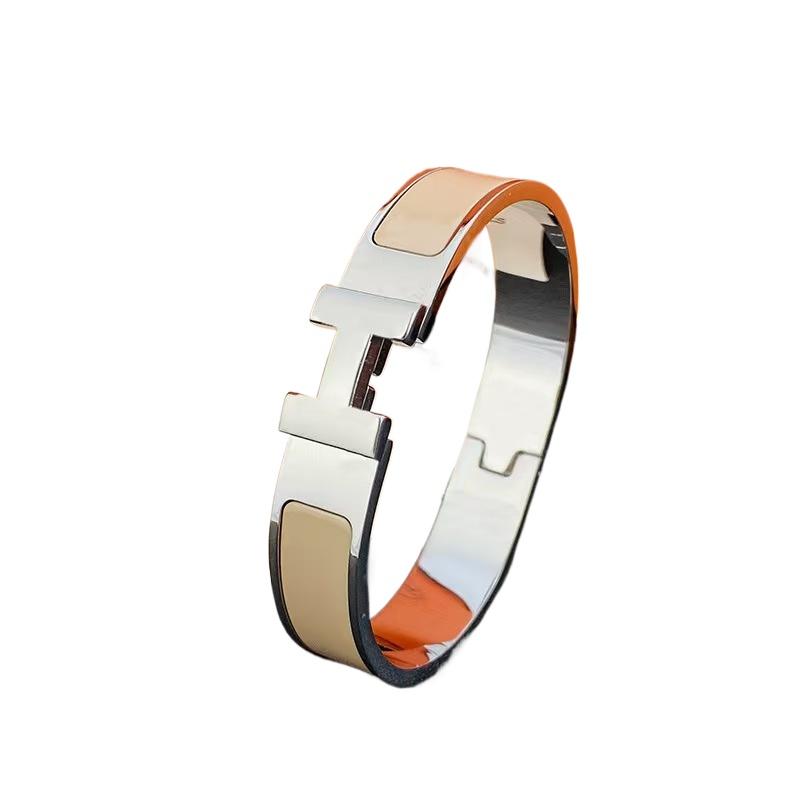 Klassisch Einfach Mode Unisex Leichter Luxus Trend Liebe Zuhause Buchstabe Titanstahl Armband Schmuck Tägliches Tragezubehör