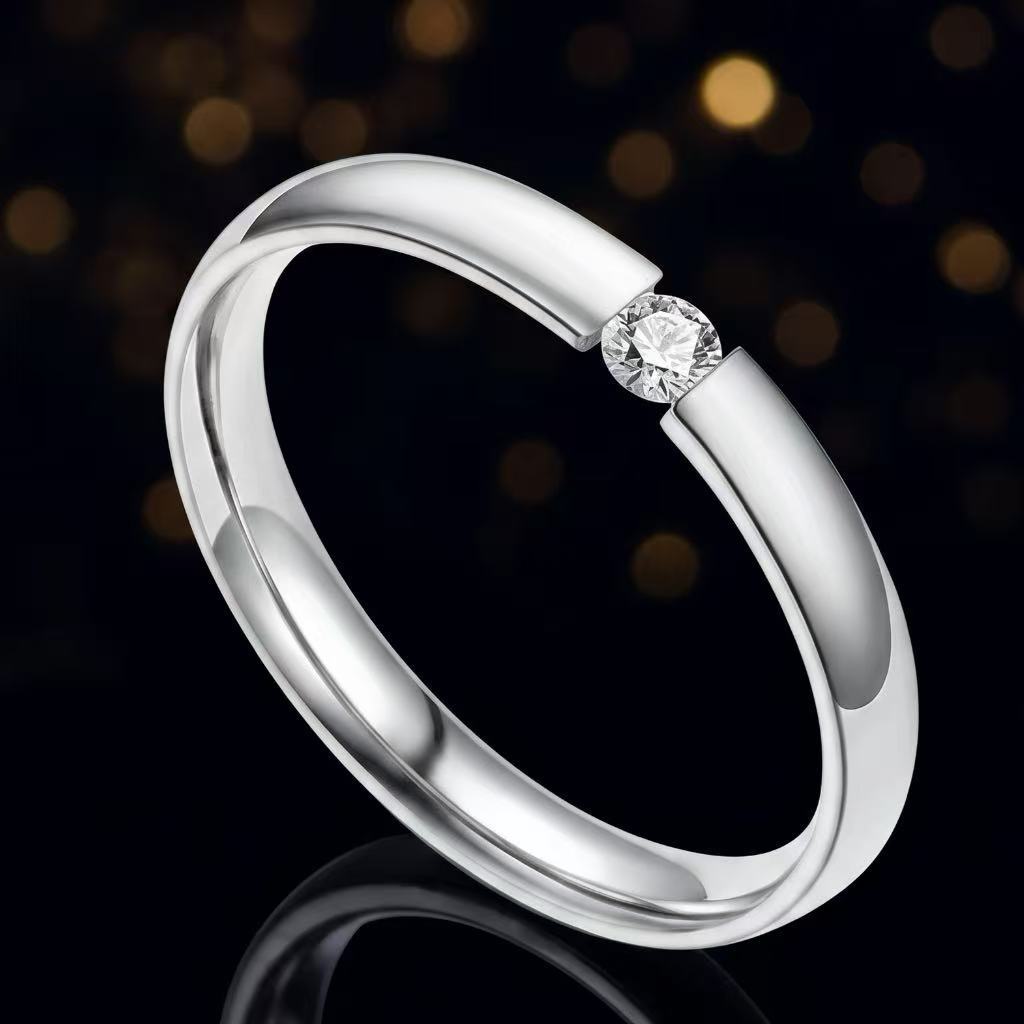 Bague en Acier Inoxydable pour Femme Luxe Léger Bague de Niche Sans Couleur Incrustée de Diamants Zirconium Bijoux en Acier Titane