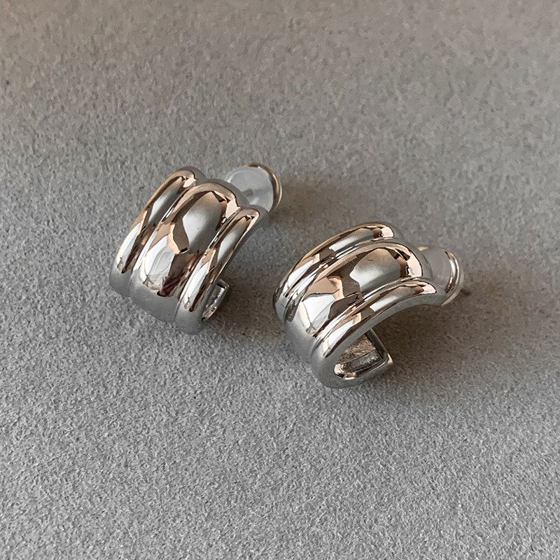 

American Style Minimalist Silver Earrings for Women, Light Luxury, High-End Feel, Hoop Earrings, Ear Studs, Ear Accessories, 2026 New Popular Style Cool silver