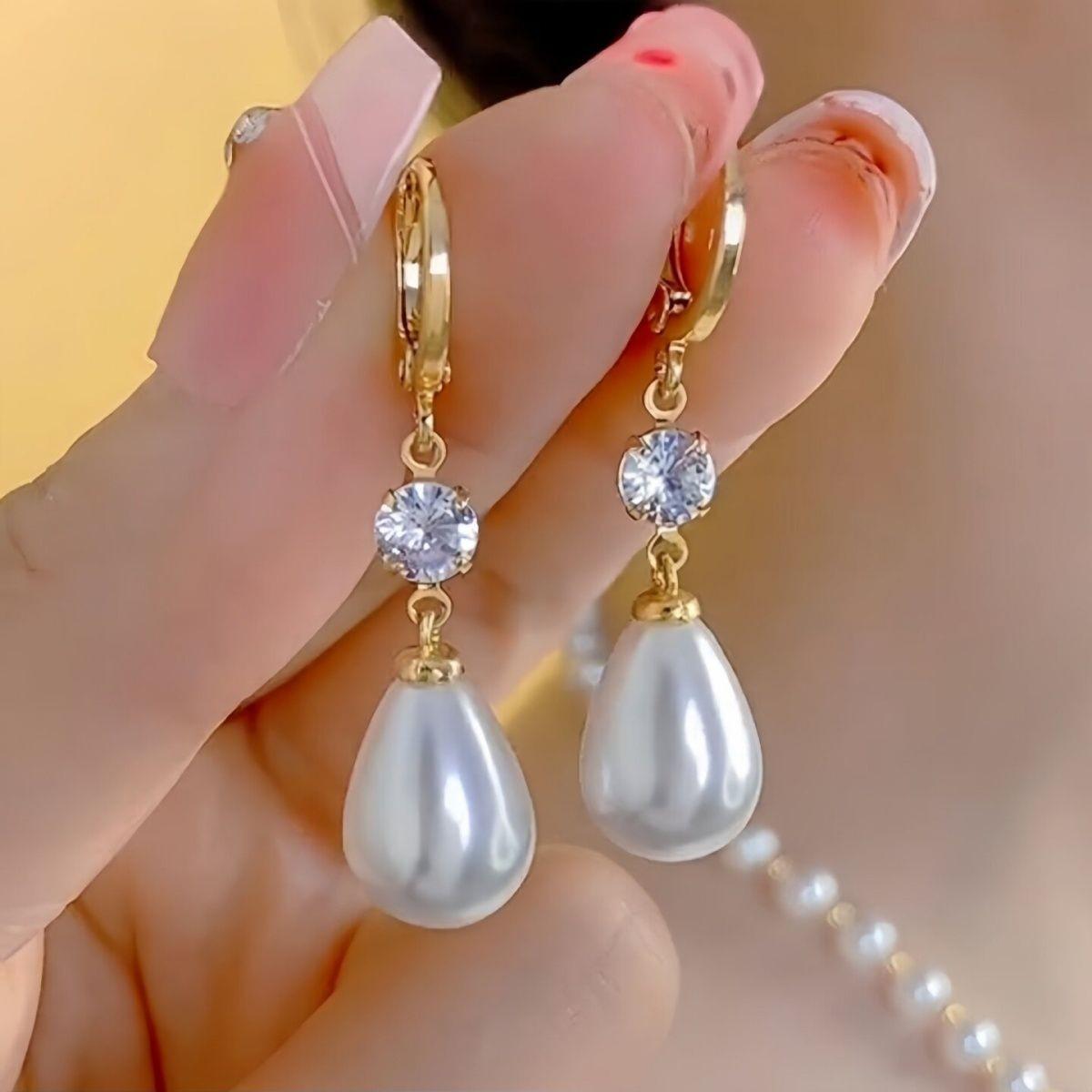 Elegant Gold Inlaid Diamond Pearl Earrings with Unique Design - New Women s 2026 Collection золотой
