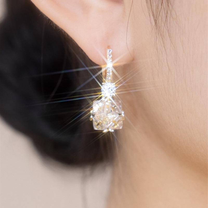 Loyi Crystal Ball Earrings: Elegant, Niche Design, Versatile Luxury Fashion for Women.