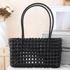 Handgefertigte Plastik-Hohlgeflecht-Tasche Landhausstil Große Kapazität Strand-Tragetasche Eimer-Tasche Damen-Handtasche Sommer-Strandtasche