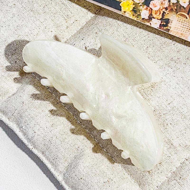The Oval Hair Clip Exudes A High-end Feel. The Half-tied Shark Clip At The Back of The Head Is A Fashionable Hair Accessory