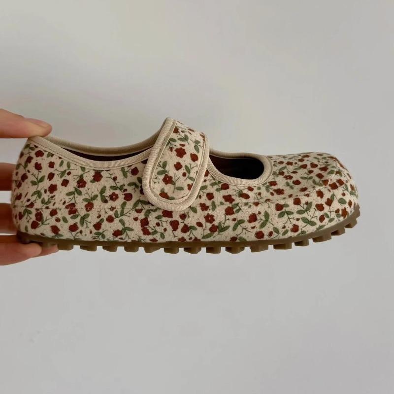 Ein neuer Stil vielseitiger Schuhe aus weichem Leder mit runder Zehenpartie und flachem Ausschnitt