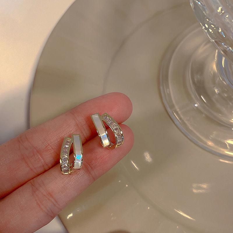 Náušnice ve tvaru srdce barokní se stříbrnou jehlou, perlou a zirkony