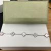 Vierblättriges Klee- und Fünfblüten-Armband mit rotem Achaten - Ein Geschenk für deine Freundin