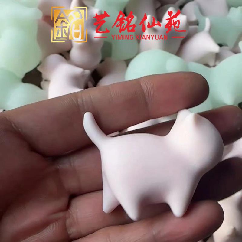 Ivory Confident Cat Figurine: Elegant Eyeless Cat Decoration, Perfect Desktop Ornament and Gift.