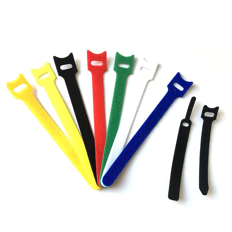 Přizpůsobitelné nylonové stahovací pásky na suchý zip s vyseknutými popruhy pro správu kabelů, dostupné v oboustranných barvách a s potiskem loga.