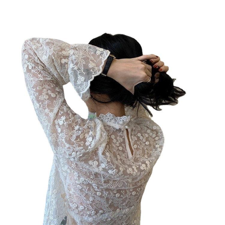 Dámský krajkový svetr s vysokým límcem a rozšířenými síťovanými rukávy