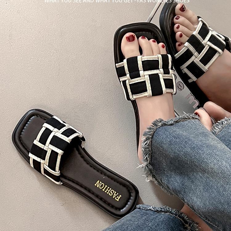 French flat-bottomed cool slippers women's summer outer wear fashion year new Xiaoxiangfeng women's seaside beach sandals