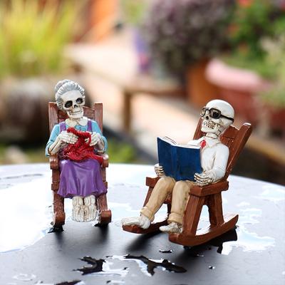 Gothic Schaukelstuhl Skelett Ältere Statue Halloween Deko Gruselige Harz Schädel Kunst für Zuhause Schreibtisch Büro Arbeitszimmer Punk Dunkle Deko