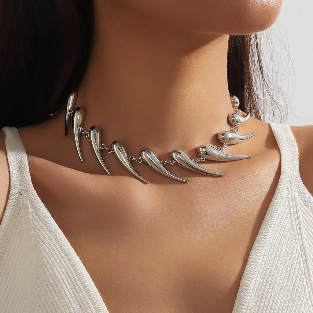 New European and American personalized thorn splicing water drop pendant necklace female exaggerated glossy comma alloy necklace