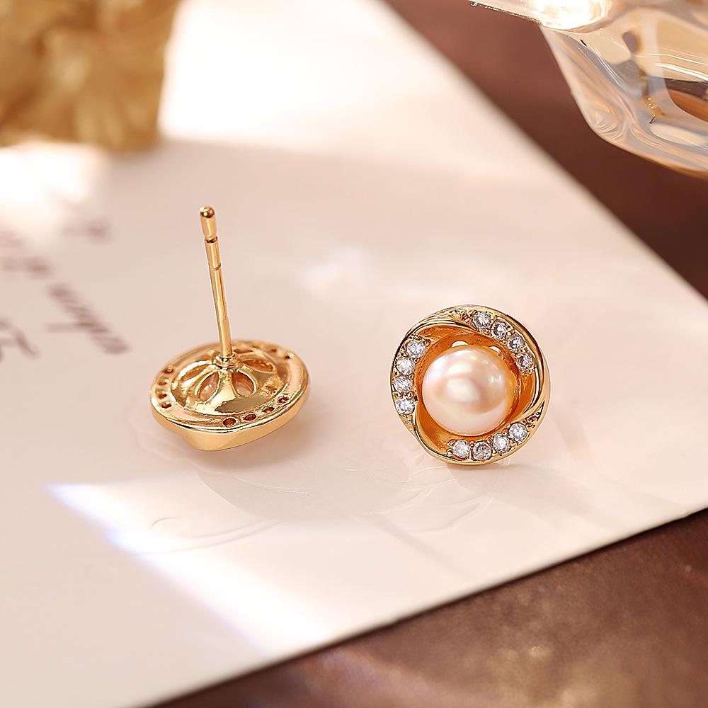 Boucles d'oreilles Puces Fleur en Perle d'eau Douce et Zircon Style Coréen - Bijoux Exquis et Polyvalents pour Femmes