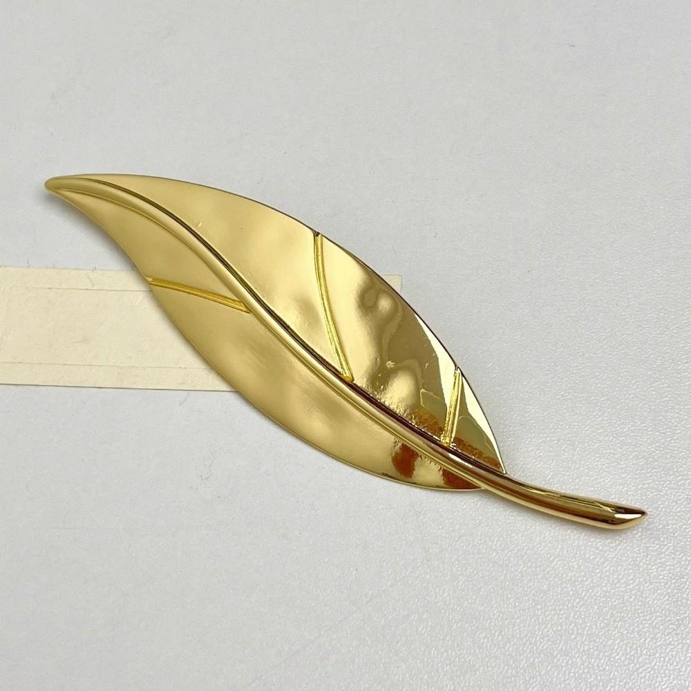 Vintage Long Leaf Pin Corsage Ornament Metal Glossy Brooch Maple Leaf Brooch  Western-style Clothes