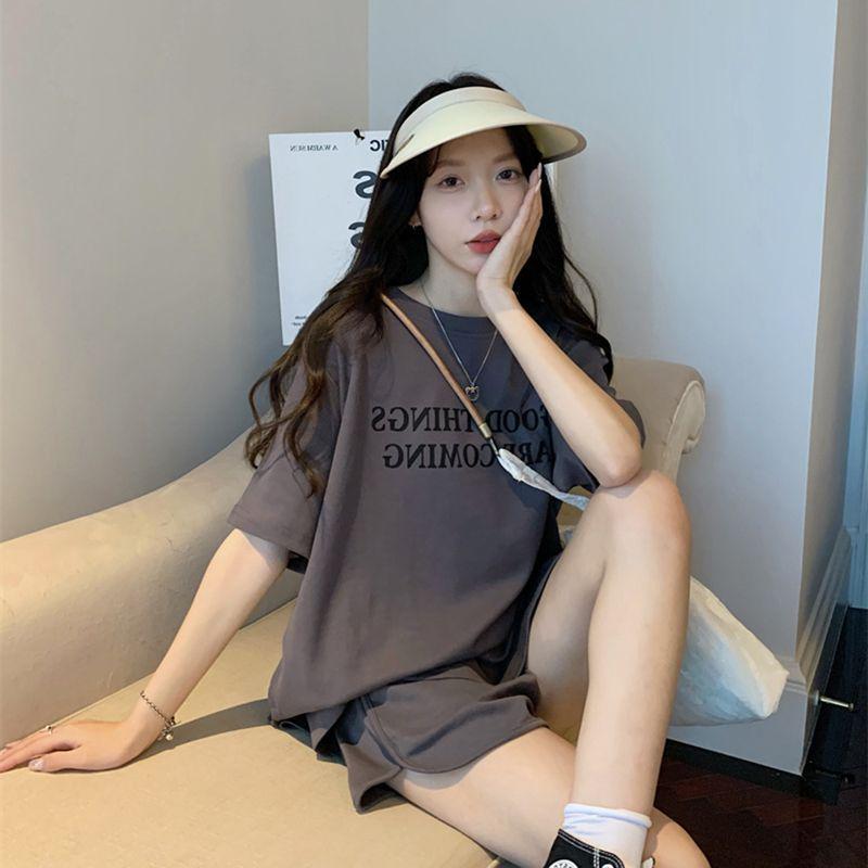 

Женская летняя мода 2024 в корейском и гонконгском стиле: Комплект из двух предметов: топ с коротким рукавом и шорты с широкими штанинами Medium темно-серого