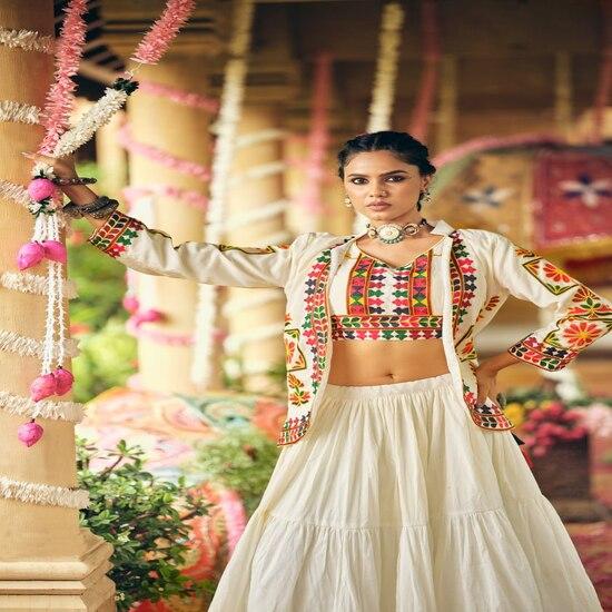 Stilig lagdelt skjørt og brodert jakke lehenga-ensemble