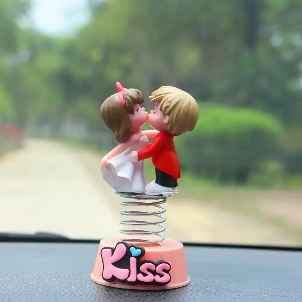 Bonito desenho animado casal primavera balançando a cabeça painel do carro boneca ornamento decoração interior do carro acessórios para presente