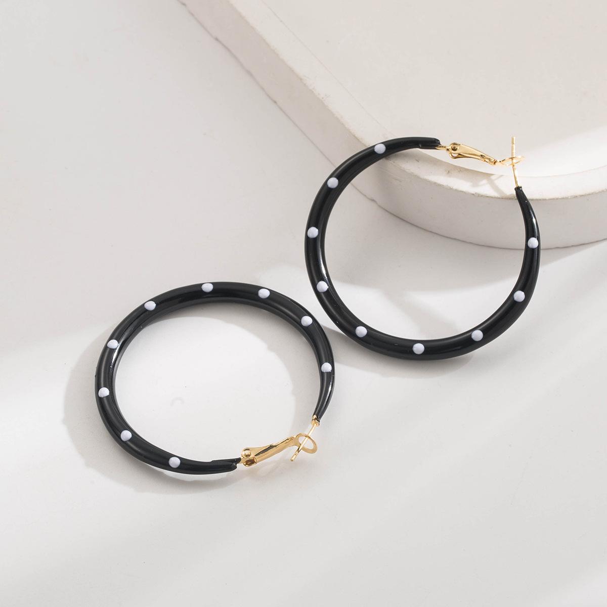 

Fashionable oil-patterned ear cuffs with a refined and elegant style. Unique and exclusive design, suitable for various occasions. чорний