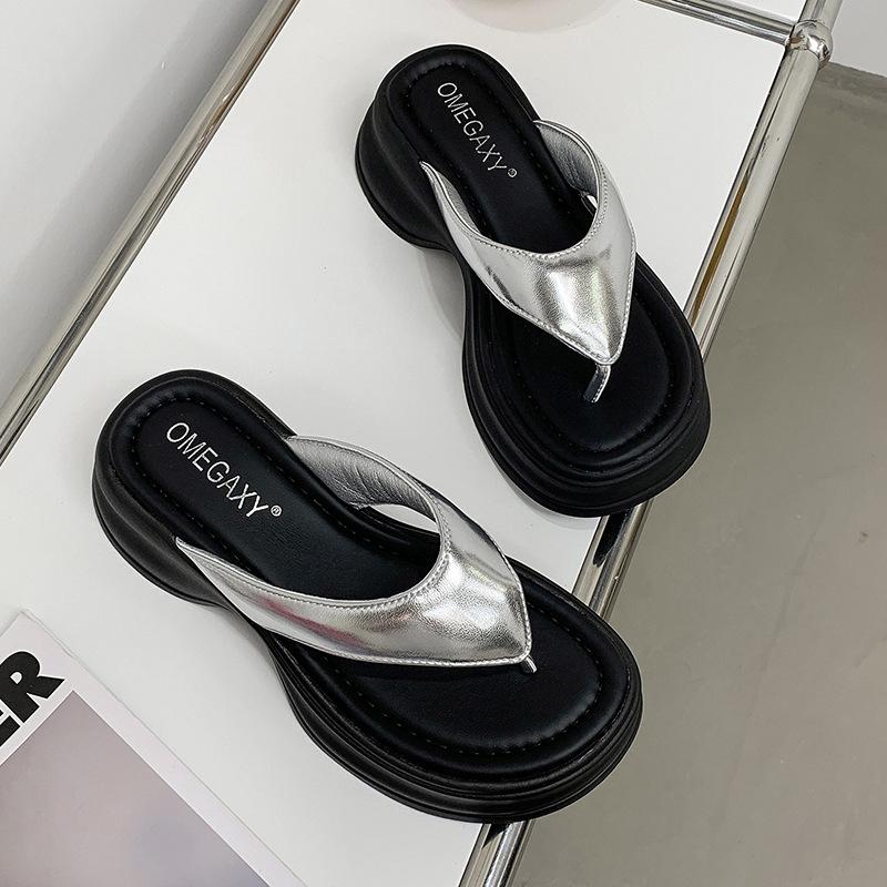 

Черные нескользящие шлепанцы на толстой подошве для женской летней обуви 2025 новые универсальные пляжные крутые тапочки 40