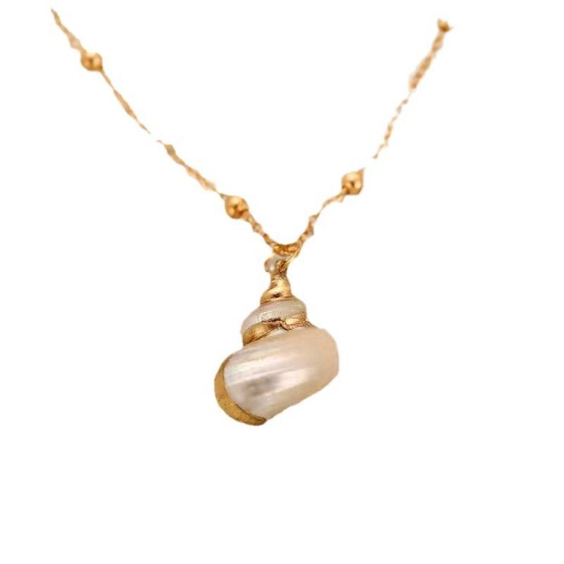 European and American Gold-plated Edge Beach Conch Pendant Necklace, Female Creative Retro Natural Conch Necklace