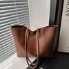2024 Retro Large-Capacity Shoulder Tote: Casual Autumn/Winter Women's Pendant Bag