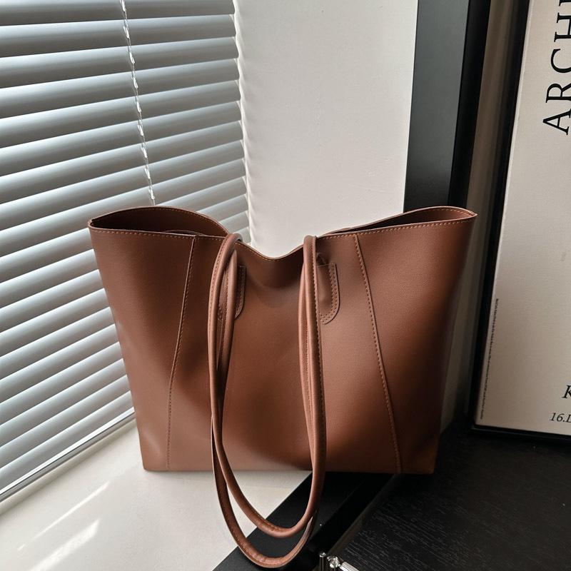2024 Retro Large-Capacity Shoulder Tote: Casual Autumn/Winter Women's Pendant Bag