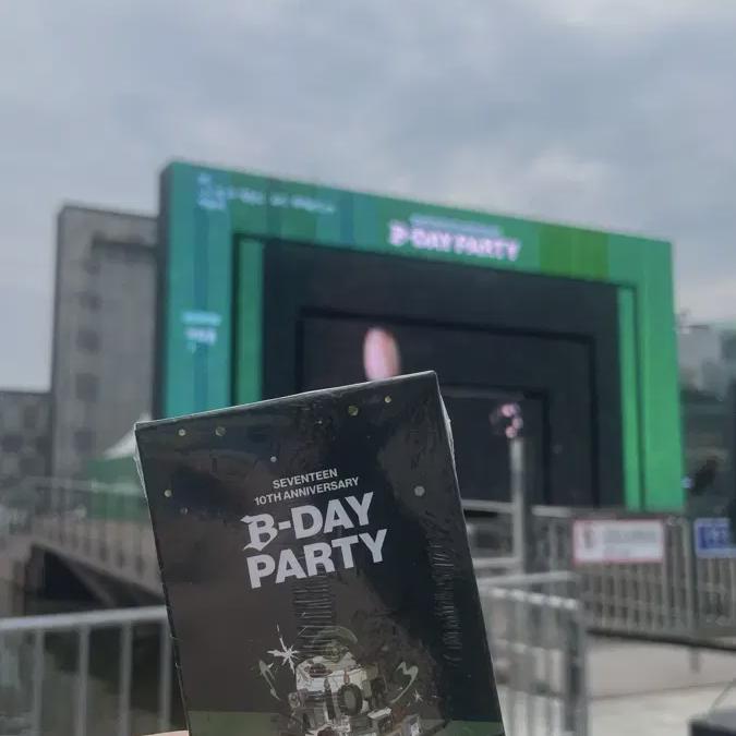 

Seventeen Фотокарточка тура по маркам