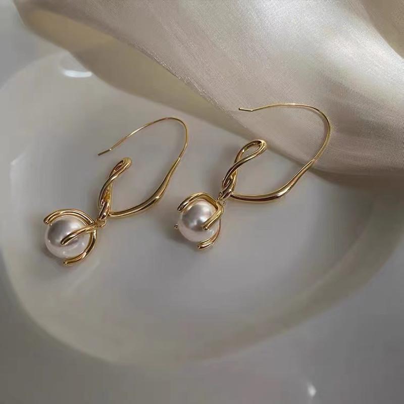 Metal Twisted Line Vintage Imitation Pearl Pendant Earrings Fashion Temperament Elegant Earrings Women Jewelry Party Accessories