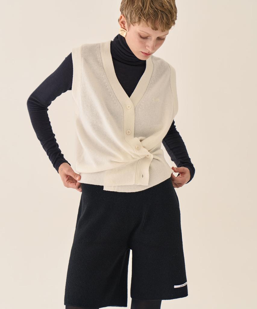GRIDAJ Minimal Merino Wool Bermuda Knit Pants _ Black