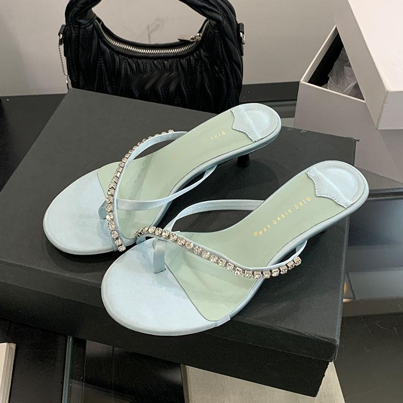 Fashion Female Low Heel Flip flops Slides Slippers Shoes For Women Luxury Fashion Rhinestones Ladies Heeled Slippers Sandals Shoes Pumps