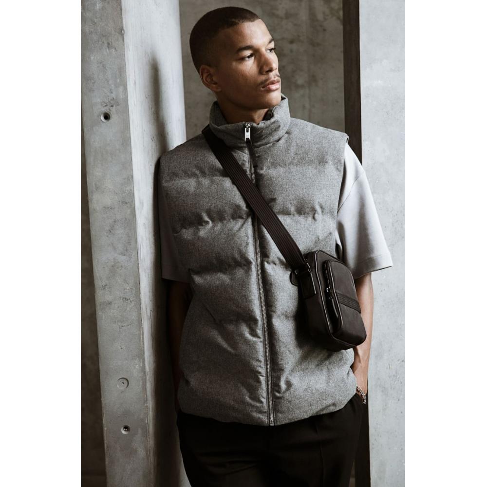 

Водоотталкивающий стеганый жилет HM Regular Fit темно-серый XS