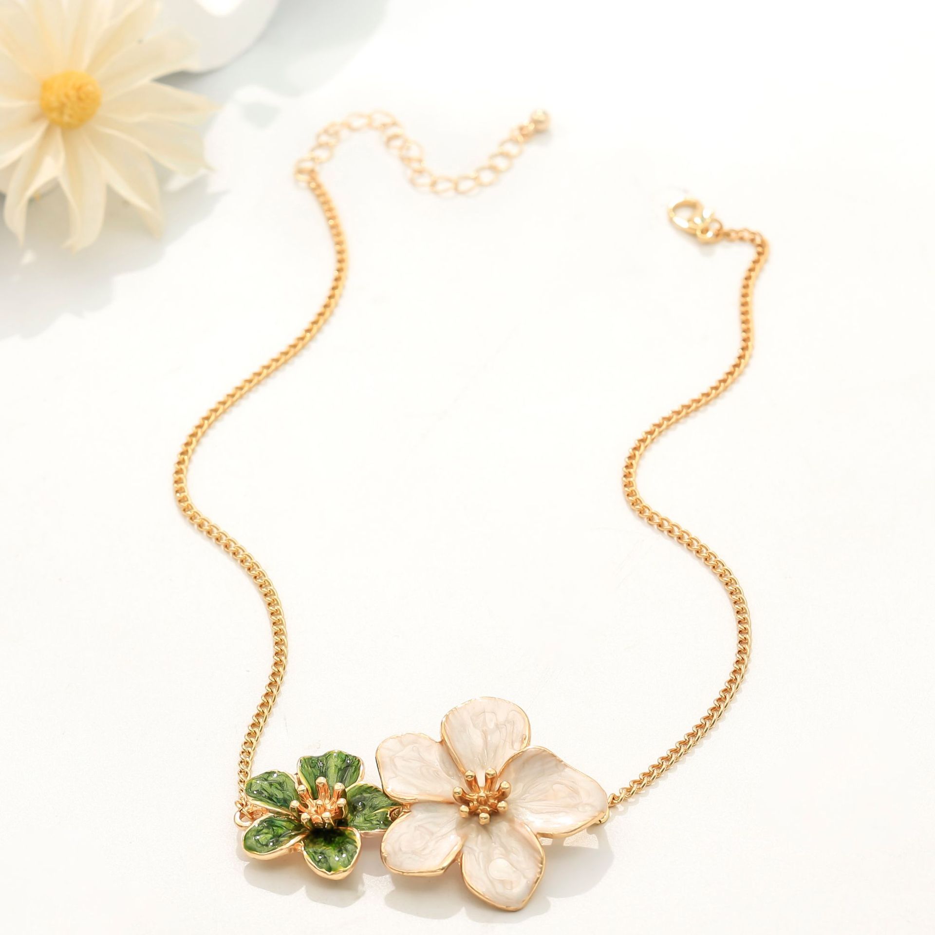 

Sweet and cool style white flower splicing necklace female super fairy light luxury temperament versatile collarbone chain niche design jewelry зелений