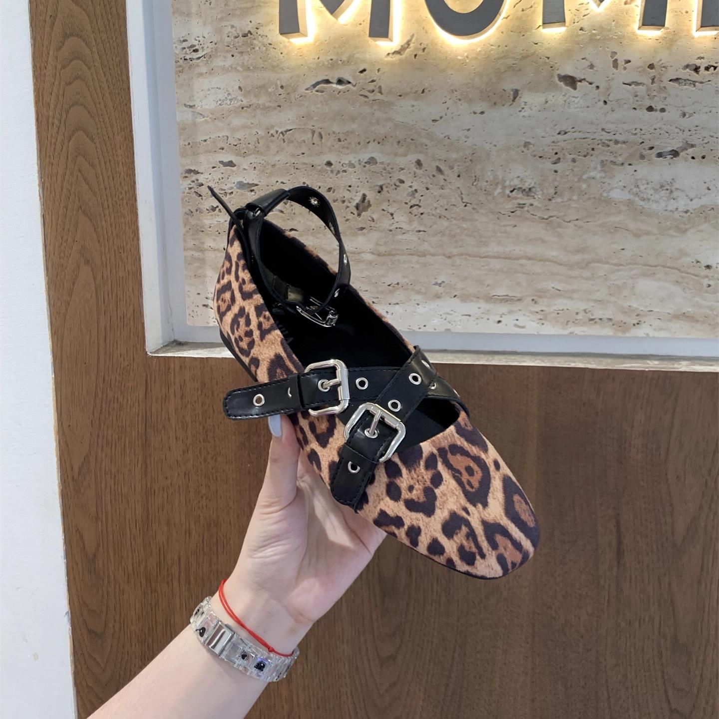 

Fashion Retro Style Belt Buckle Rivets Female Footwear Ankle Buckle Strap Roman Sandals 2025 New Autumn Ballet Single Shoes Mary Jane 39