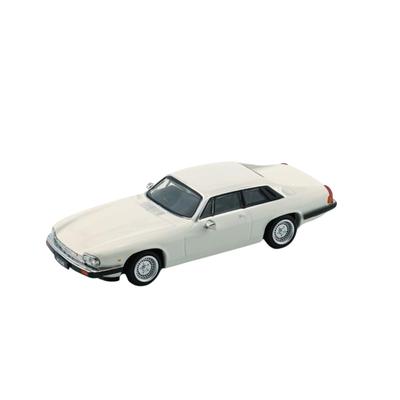 BM Creations Jaguar XJS 84 Grace White Sestavitelný model 64B0160 (RHD) 1/64