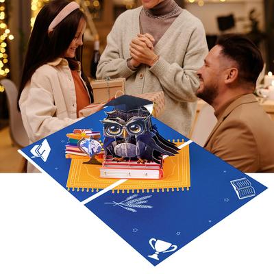 Gratulierende 3D Eulen Abschlusskarte mit Hüten und Diplom Festival Abschlusskarte Papiertextur Perfekt für Absolventen