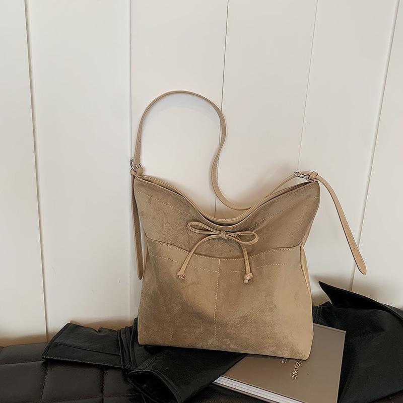 Casual commuting retro large-capacity bag women's autumn and winter new shoulder messenger bag