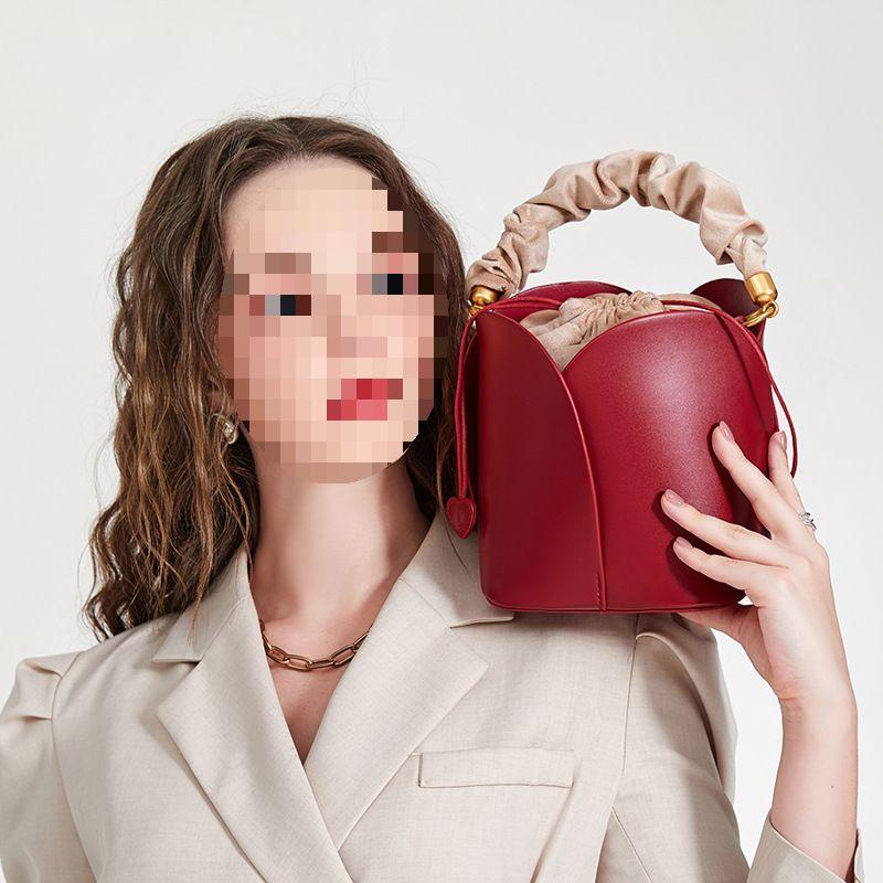 Трендовая красная сумка-корзинка с лепестками 2025: Женская элегантная свадебная сумка-ведро цилиндрической формы