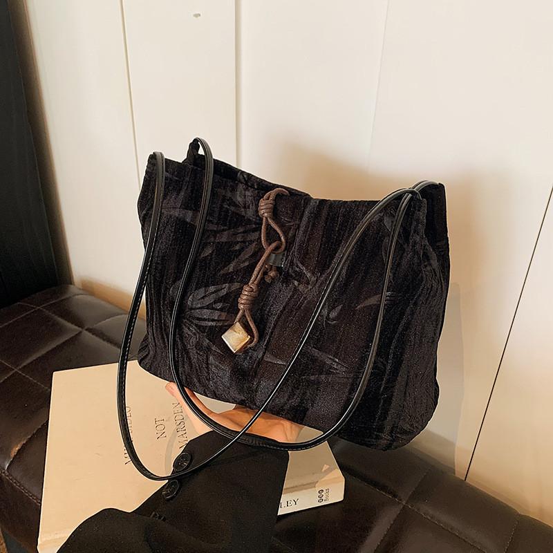 Chic Summer Tote Bag For Women With Large Capacity Stylish Shoulder Design