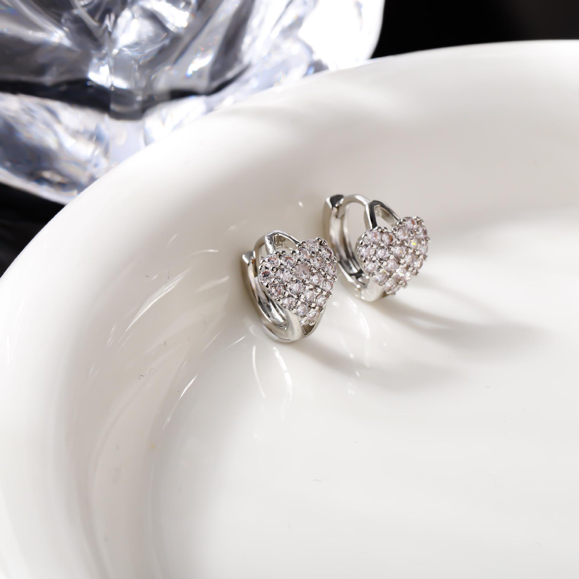 Heart-Shaped Zirconia Rhinestone Ear Cuff - Luxurious, Shiny, Versatile Ear Accessory for Women