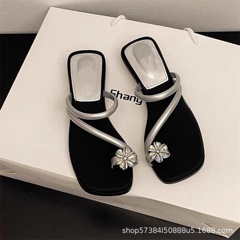 

Independent station square head one-word flat-bottomed casual slippers new European and American large-size outer wear open-toed beach sandals 43 срібний