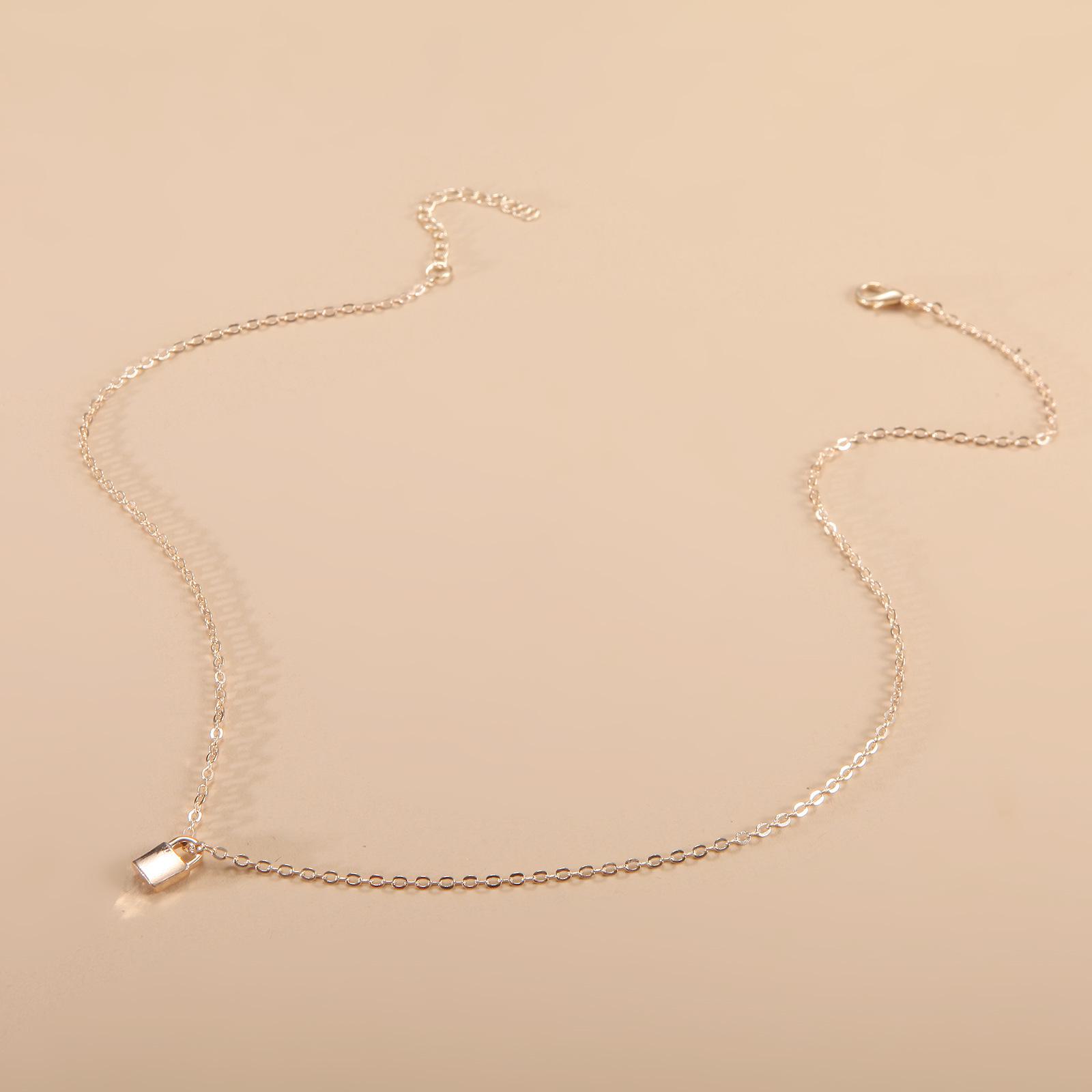 

Ожерелье с подвеской в виде замка в стиле ретро с геометрическим узором: Универсальный европейский и американский стиль для женщин золотой