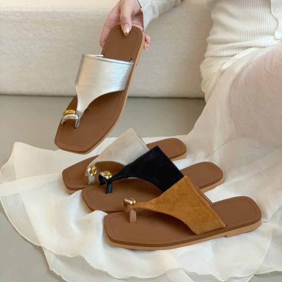 Flat-bottomed temperament cool slippers women's outer wear summer 2025 new French fashion casual cover toe vacation beach sandals