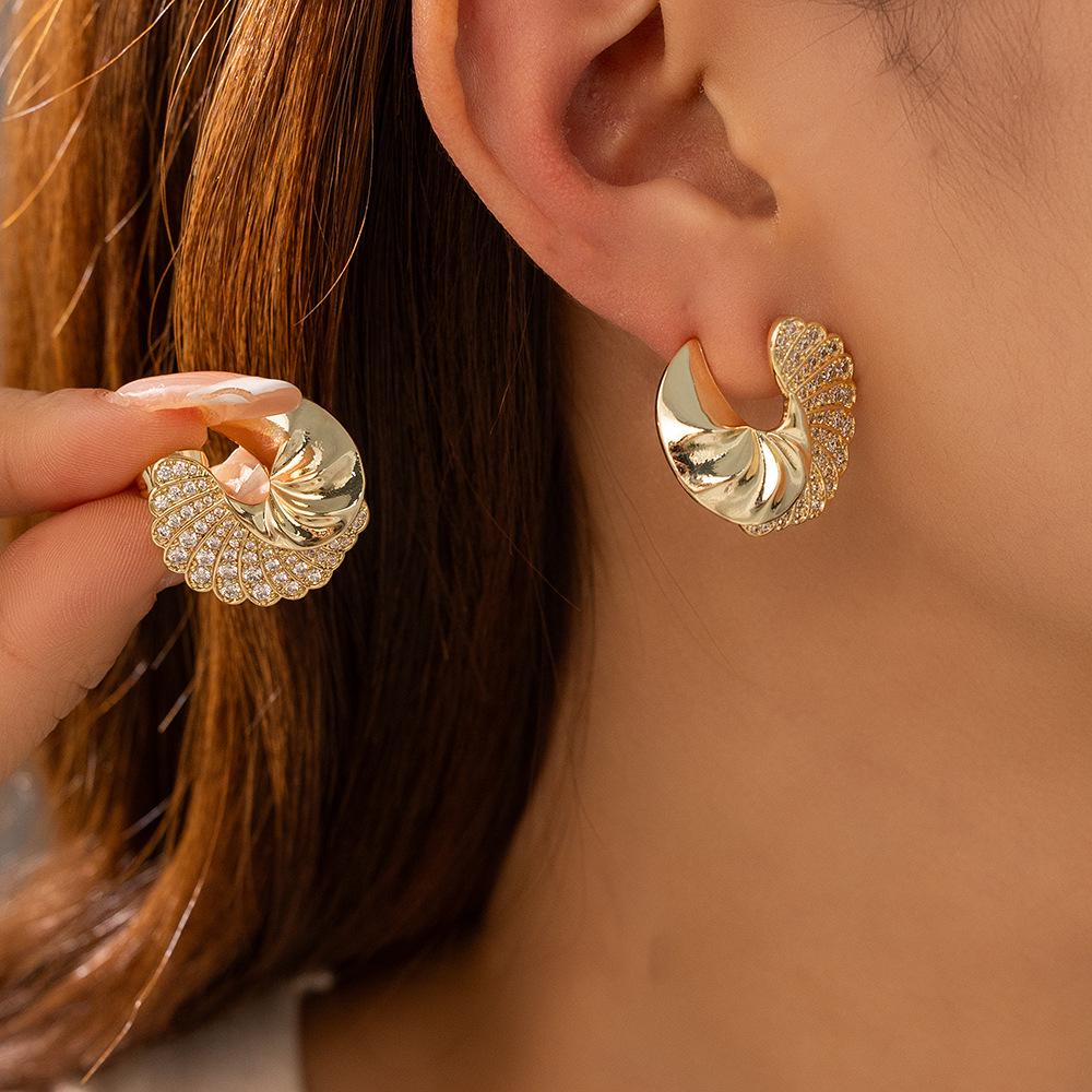 Shell-Shaped Diamond Stud Earrings for Women, Textured with Twisted Rope Design - Fashionable and Elegant