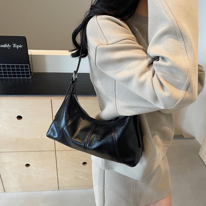 Ielgy Retro Oil Wax Leather Messenger Crescent Bag Large Capacity All-Match One-Shoulder Texture Under