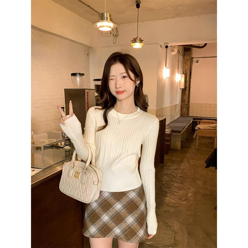 Oatmeal color slimming knitted bottoming shirt for women in autumn and winter, pure lusty style for little people, chic long-sleeved top