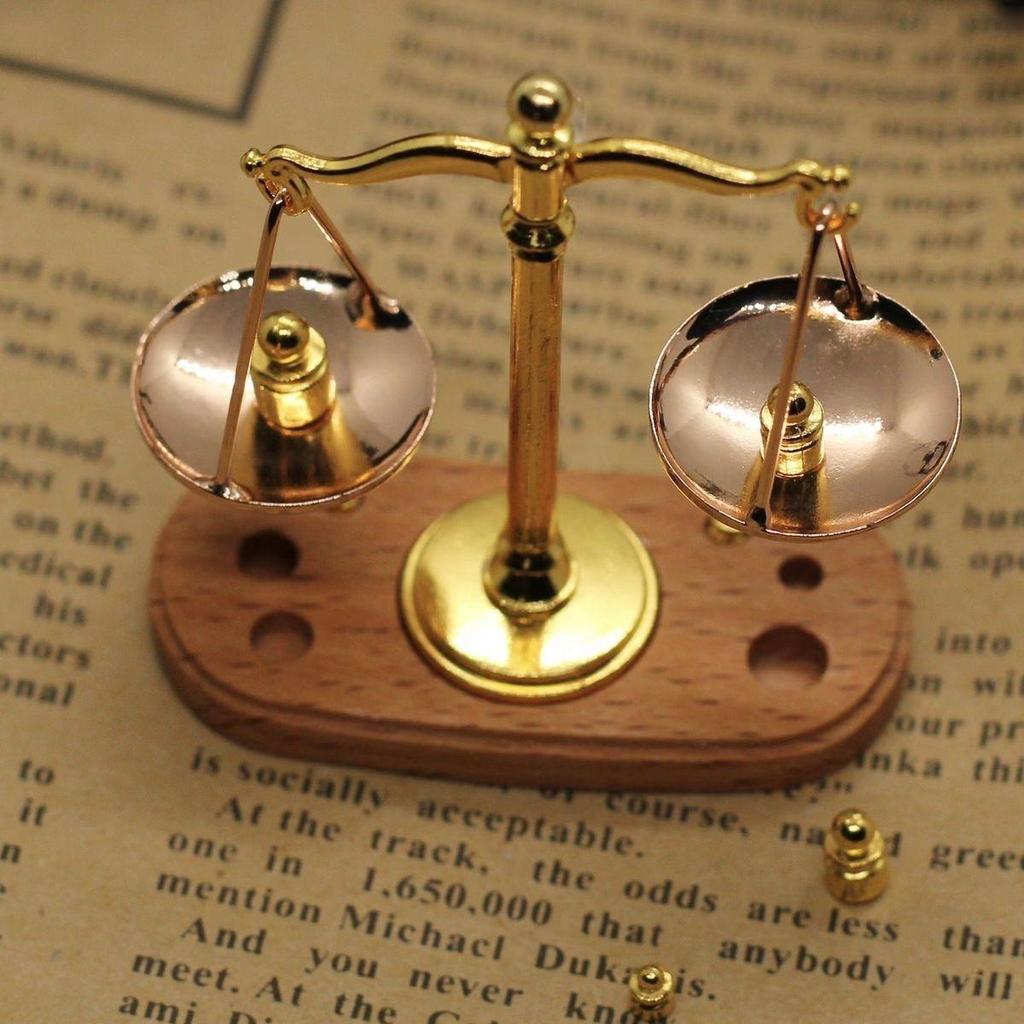 1:12 Miniature Balance Scale - Retro Small Dollhouse Decoration for Bathroom, Kitchen, Living Room, Bedroom, Classroom Display