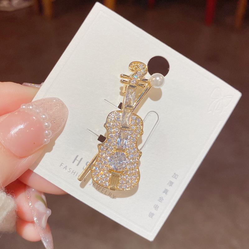 

Темперамент Простая модная мини-брошь в виде скрипки, легкая роскошная универсальная булавка в виде музыкальной ноты, женские дизайнерские аксессуары Sense