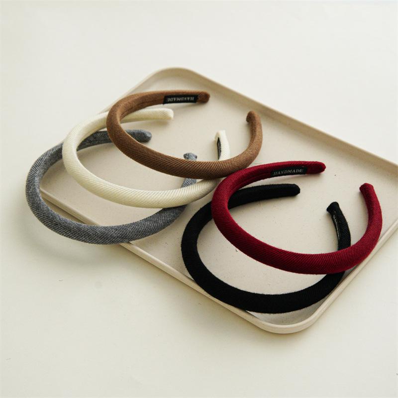 Narrow-edge Hairband with A Retro and Simple Design, Made of Fabric, Suitable for All Occasions and A High-crown Headband Hair Accessory for The Head.